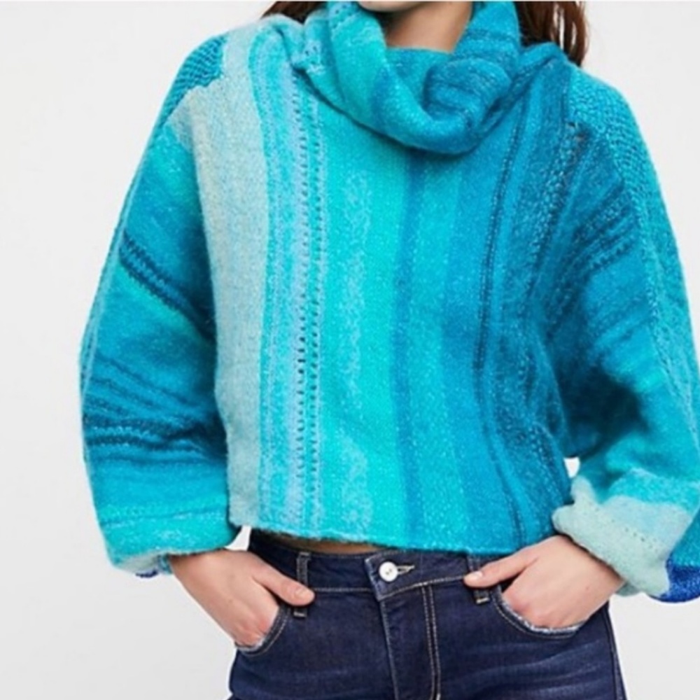 Free People Cloud kicker cropped sweater SMALL